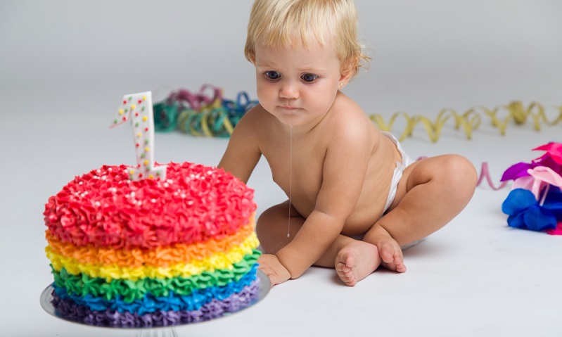 Soft pastel smash cake from Delcie’s, topped with a “1” candle—baby-safe, eggless, dairy-free, and perfect for a sweet first birthday moment.